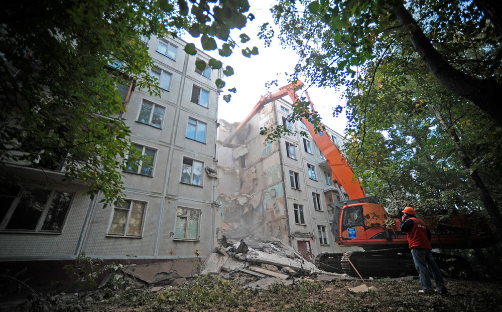 Сносят хрущевку в москве. Снос ветхого жилья в лыткарино. Снос жилья собственником. Реновация ветхого и аварийного жилья. Сносят хрущевку в москве.